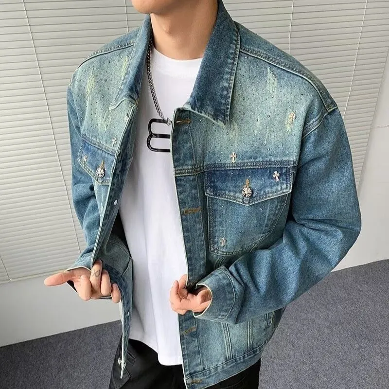 P270 💰 Chrome Hearts Chrome Hearts Cross Hot Diamond Denim Jacket OS version can be worn by both men and women! The fabric is made of twill gauze cotton fabric! The texture is clear and smooth, not easy to wrinkle or fade! The embroidery process is complex and repetitive. There are more than 20 leather labels. It takes 6 repeated embroidery steps to complete the back body. The requirements for the embroidery machine are very strict, and the distance is 45 cm! It won’t work if the spacing is too big, and it won’t work if it’s too small! We make clothes with care, and every detail must be restored one to one! The hardware is all carved and cast, and they are all genuine from the original factory! This piece of clothing consumes a lot of material, with more than 3 meters of material used for one piece of clothing! After the garment is made, it needs to be fixed at high temperature, washed at a water temperature of more than 70 degrees, and softened by adding softener to make the upper body softer and smoother! There is a flap on the sleeve that can be stored into short sleeves! Adapt it to that understanding Color: Picture color Size: S-M-L-XL